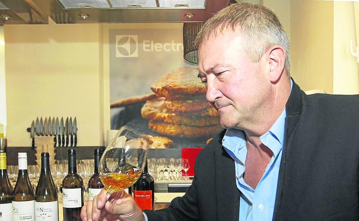 Jesús Barquín durante una cata en Gijón. 