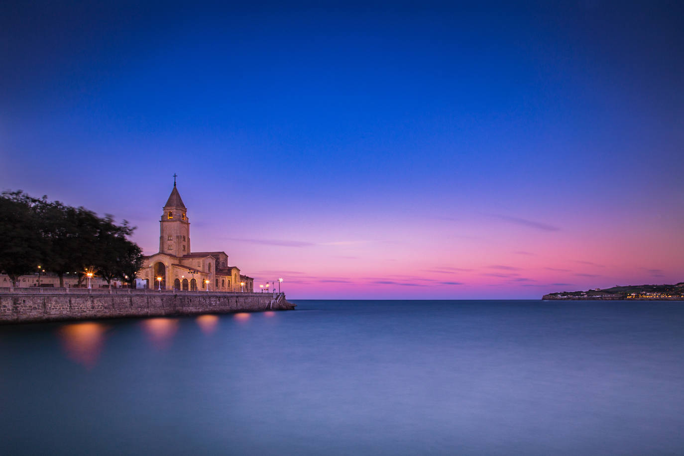 Amanecer en la iglesia de San Pedro, en Gijón.