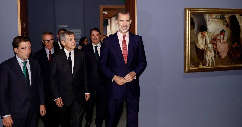 El rey Felipe VI ha inaugurado la sede de la Fundación María Cristina Masaveu Peterson en Madrid. La ocasión se ha celebrado con la presentación de la 'Colección Masaveu. Pintura española del siglo XIX. De Goya al modernismo', una muestra que que reúne 117 obras de pintores como Goya, Sorolla o Zuloaga, de las que 80 pertenecen a la colección Masaveu.A la cita han asistido también el ministro de Cultura en funciones, José Guirao, el presidente del Principado de Asturias, Adrián Barbón, y el alcalde de Madrid, José Luis Martínez-Almeida, y el presidente de la Fundación, Fernando Masaveu.