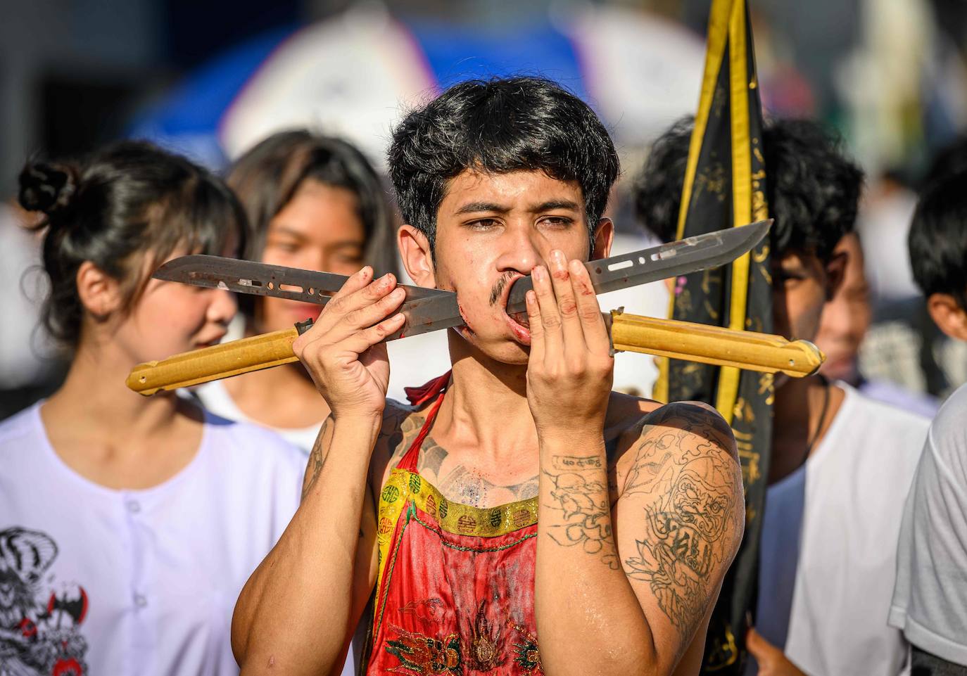 El festival comienza la primera noche del noveno mes lunar y dura nueve días. Los devotos religiosos se cortan con espadas, perforando sus mejillas con objetos afilados y cometiendo otros actos dolorosos para purificarse, asumiendo los pecados de la comunidad. 