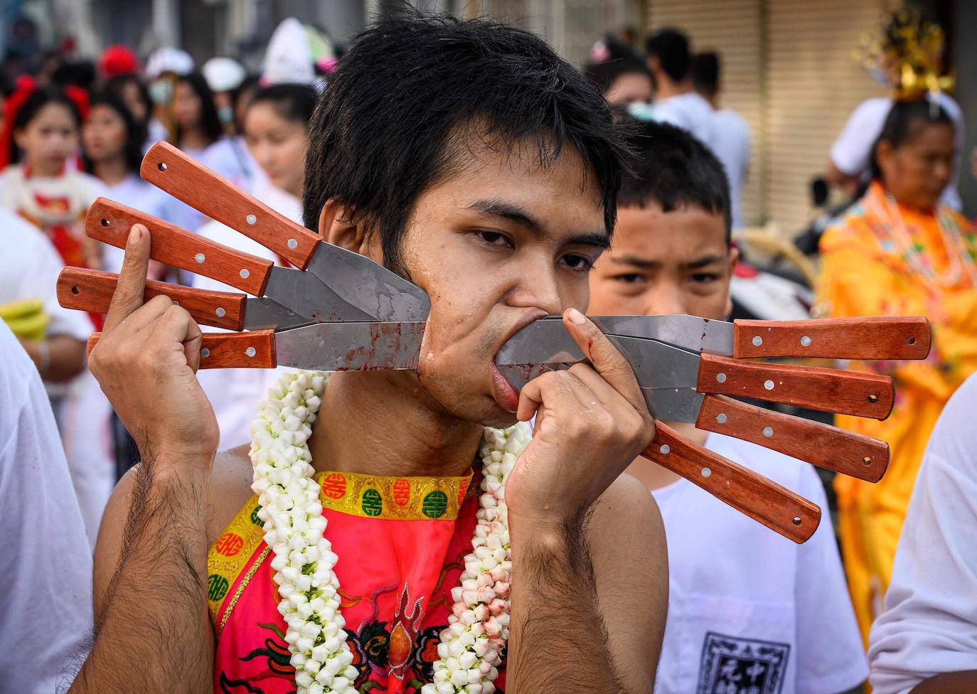 El festival comienza la primera noche del noveno mes lunar y dura nueve días. Los devotos religiosos se cortan con espadas, perforando sus mejillas con objetos afilados y cometiendo otros actos dolorosos para purificarse, asumiendo los pecados de la comunidad. 