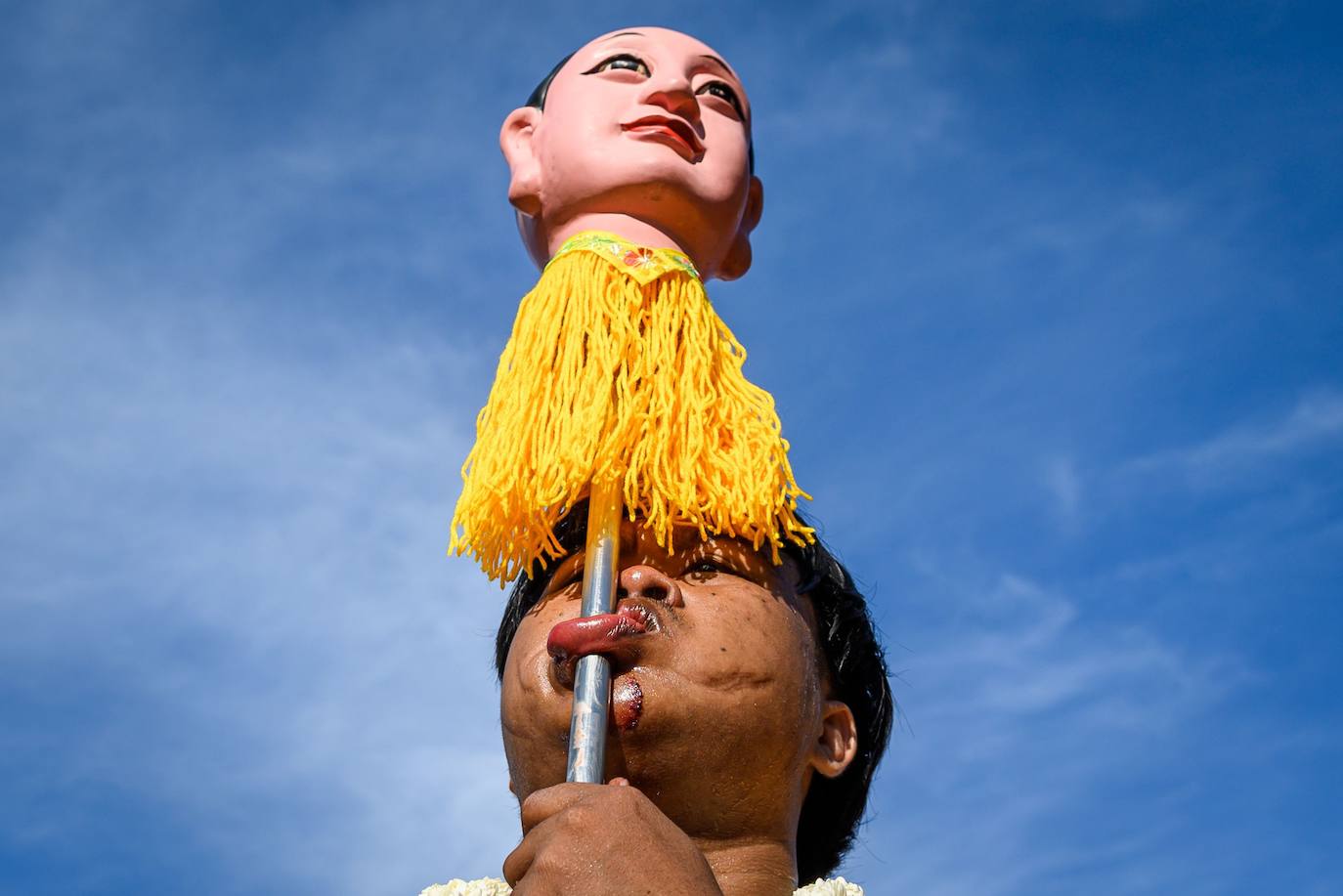 El festival comienza la primera noche del noveno mes lunar y dura nueve días. Los devotos religiosos se cortan con espadas, perforando sus mejillas con objetos afilados y cometiendo otros actos dolorosos para purificarse, asumiendo los pecados de la comunidad. 