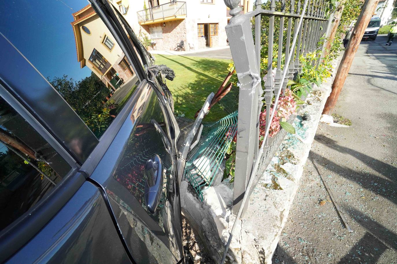 Las ocupantes del vehículo son dos profesoras que se dirigían al colegio de Posada por un acceso alternativo. Ambas han resultado ilesas