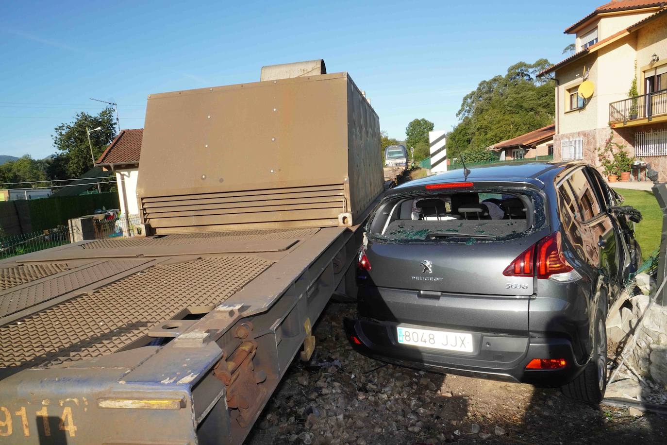 Las ocupantes del vehículo son dos profesoras que se dirigían al colegio de Posada por un acceso alternativo. Ambas han resultado ilesas