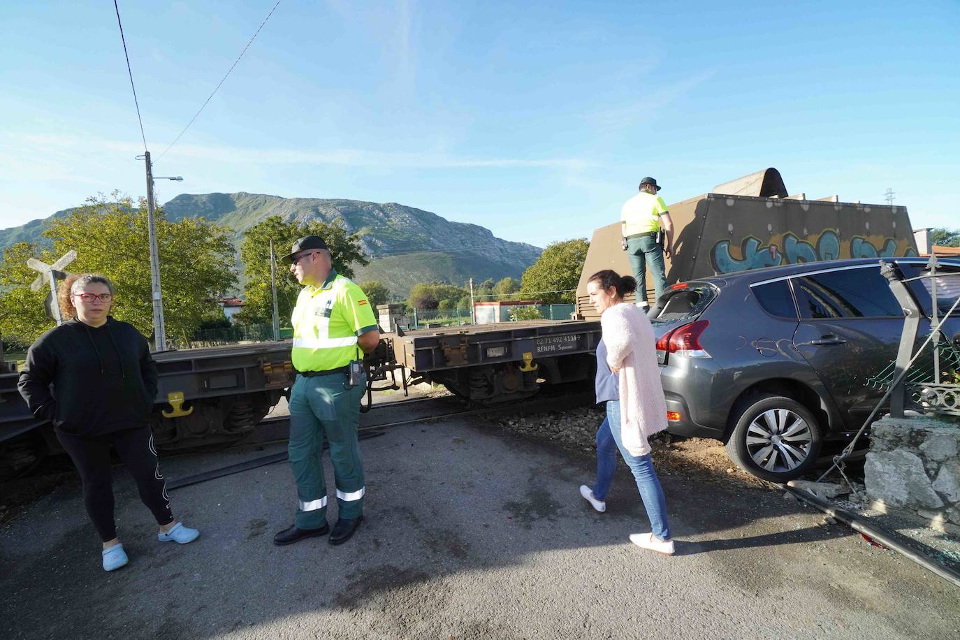 Las ocupantes del vehículo son dos profesoras que se dirigían al colegio de Posada por un acceso alternativo. Ambas han resultado ilesas