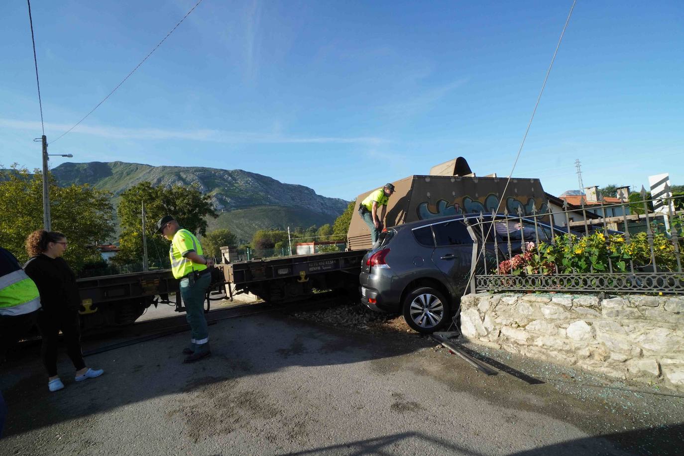Las ocupantes del vehículo son dos profesoras que se dirigían al colegio de Posada por un acceso alternativo. Ambas han resultado ilesas
