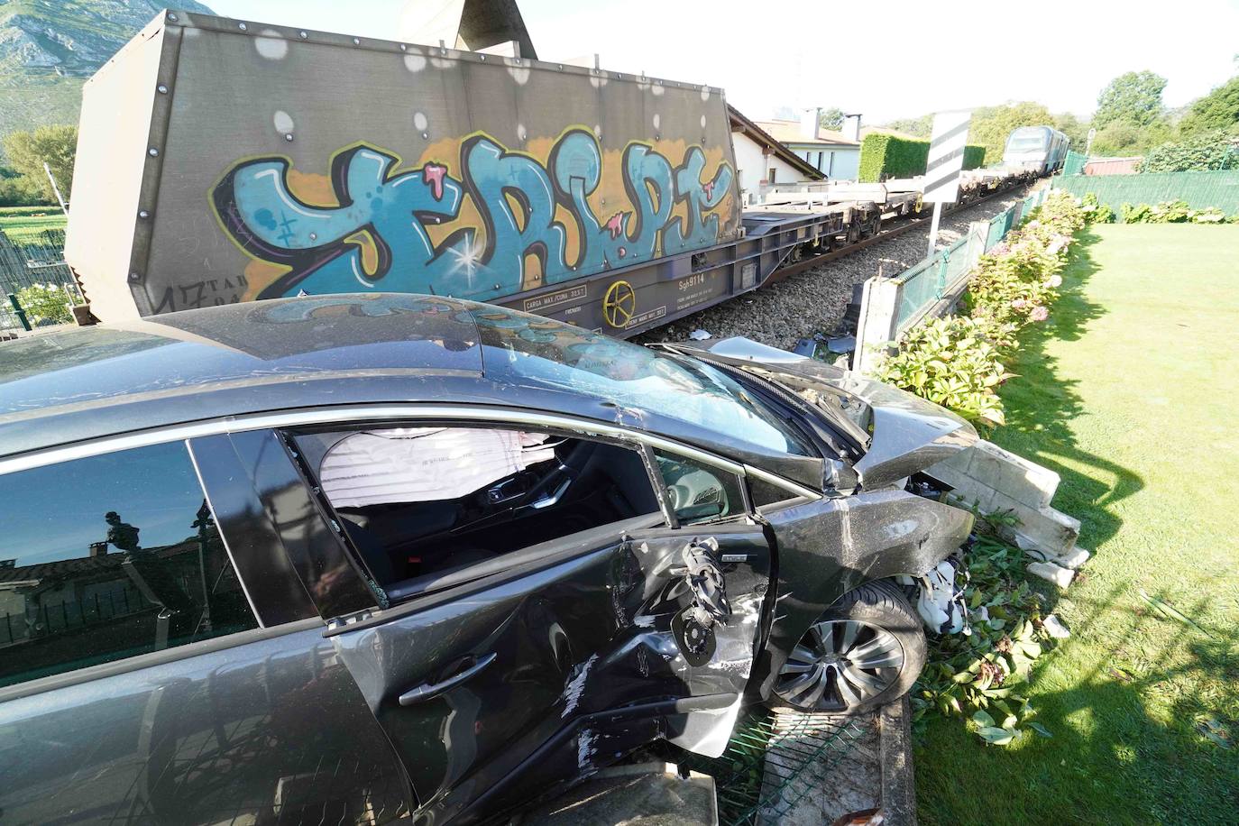 Las ocupantes del vehículo son dos profesoras que se dirigían al colegio de Posada por un acceso alternativo. Ambas han resultado ilesas