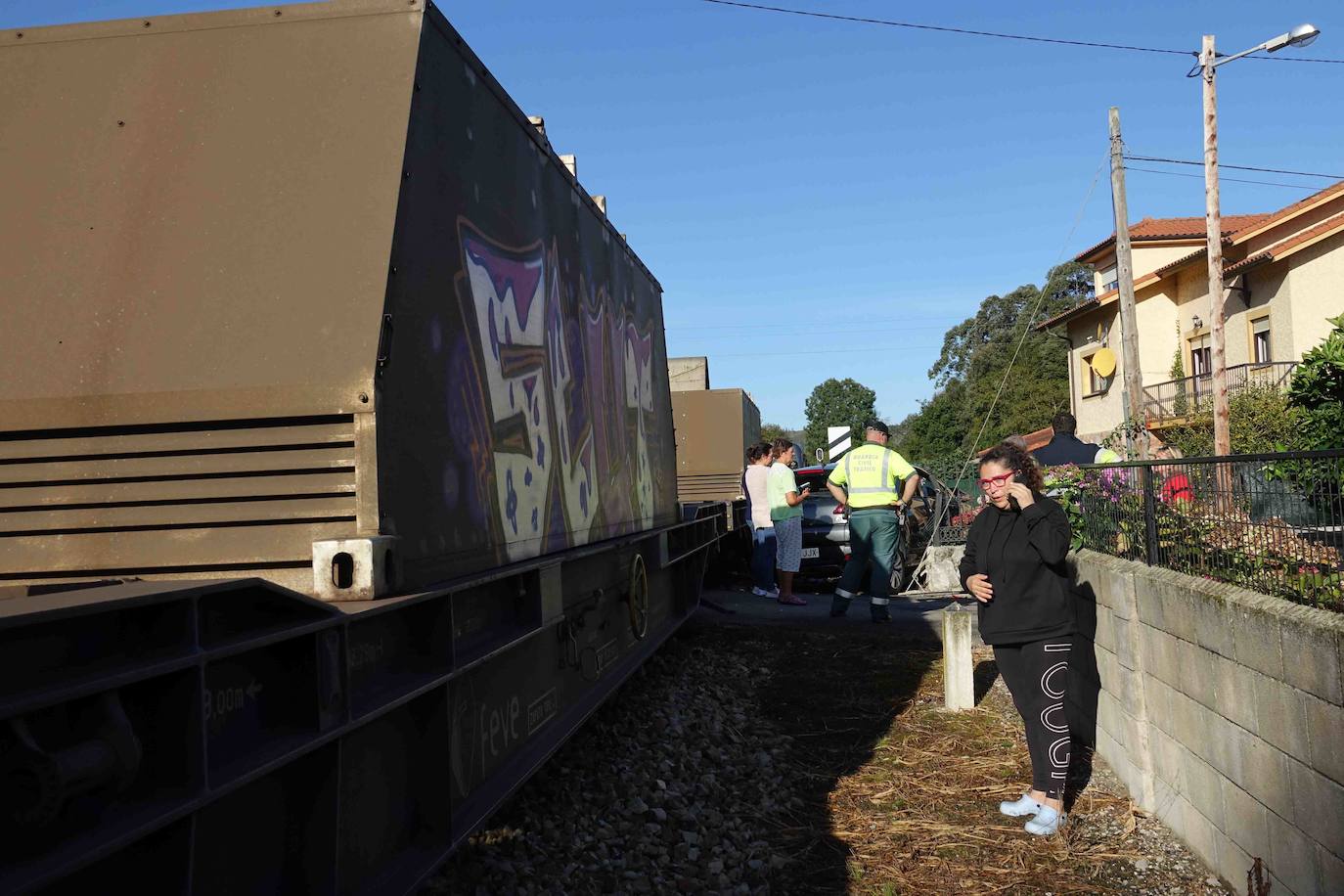 Las ocupantes del vehículo son dos profesoras que se dirigían al colegio de Posada por un acceso alternativo. Ambas han resultado ilesas