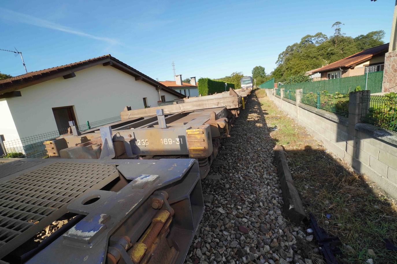 Las ocupantes del vehículo son dos profesoras que se dirigían al colegio de Posada por un acceso alternativo. Ambas han resultado ilesas