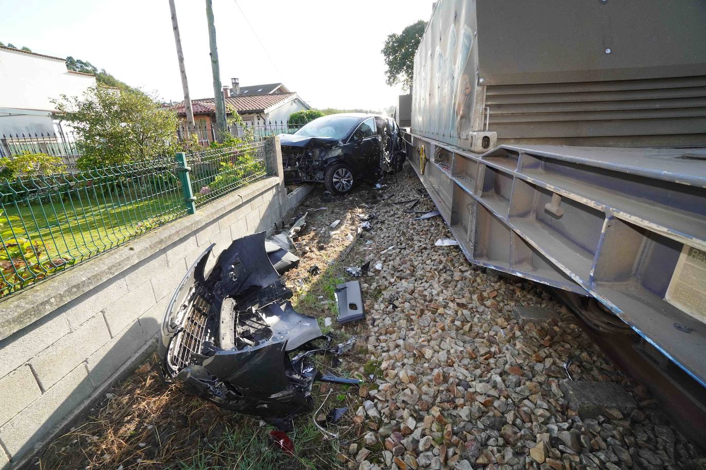 Las ocupantes del vehículo son dos profesoras que se dirigían al colegio de Posada por un acceso alternativo. Ambas han resultado ilesas