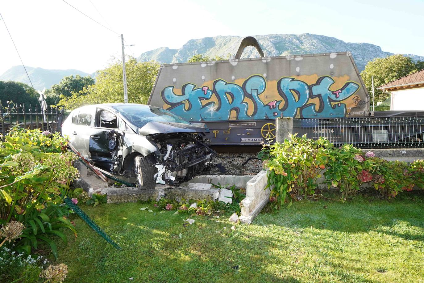 Las ocupantes del vehículo son dos profesoras que se dirigían al colegio de Posada por un acceso alternativo. Ambas han resultado ilesas