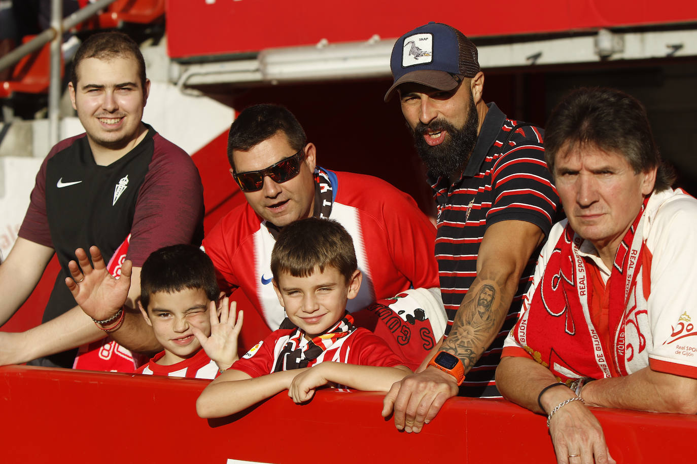 Fotos: ¿Estuviste en el Sporting - Almería? ¡Búscate!