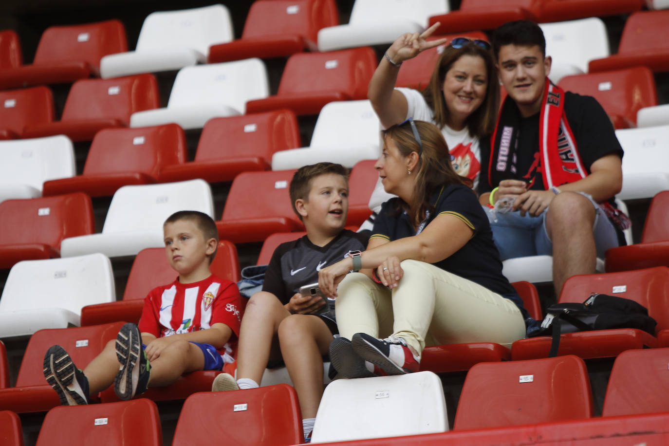 Fotos: ¿Estuviste en el Sporting - Almería? ¡Búscate!