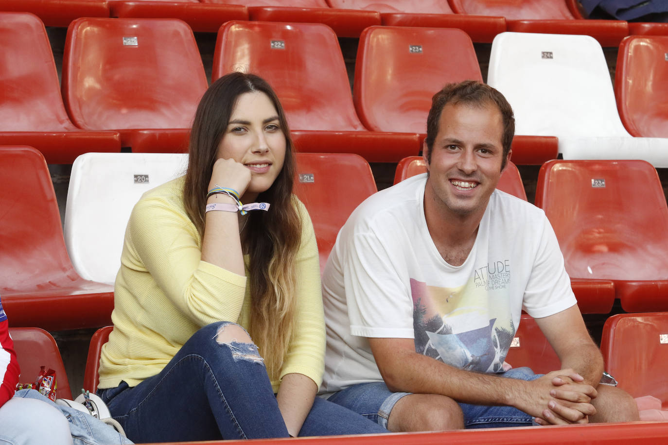 Fotos: ¿Estuviste en el Sporting - Almería? ¡Búscate!