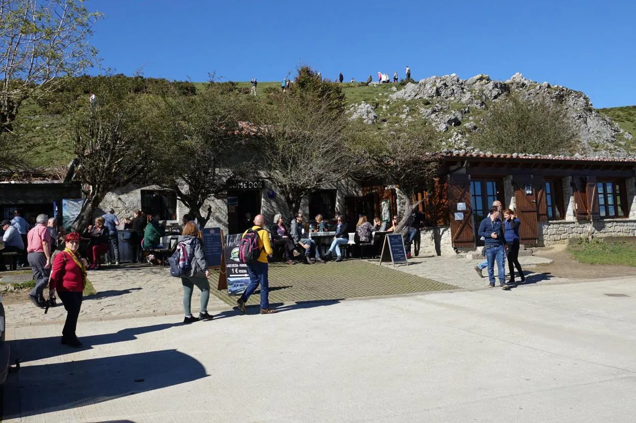 Turistas y clientes en el premiado restaurante María Rosa, junto al lago Ercina. 