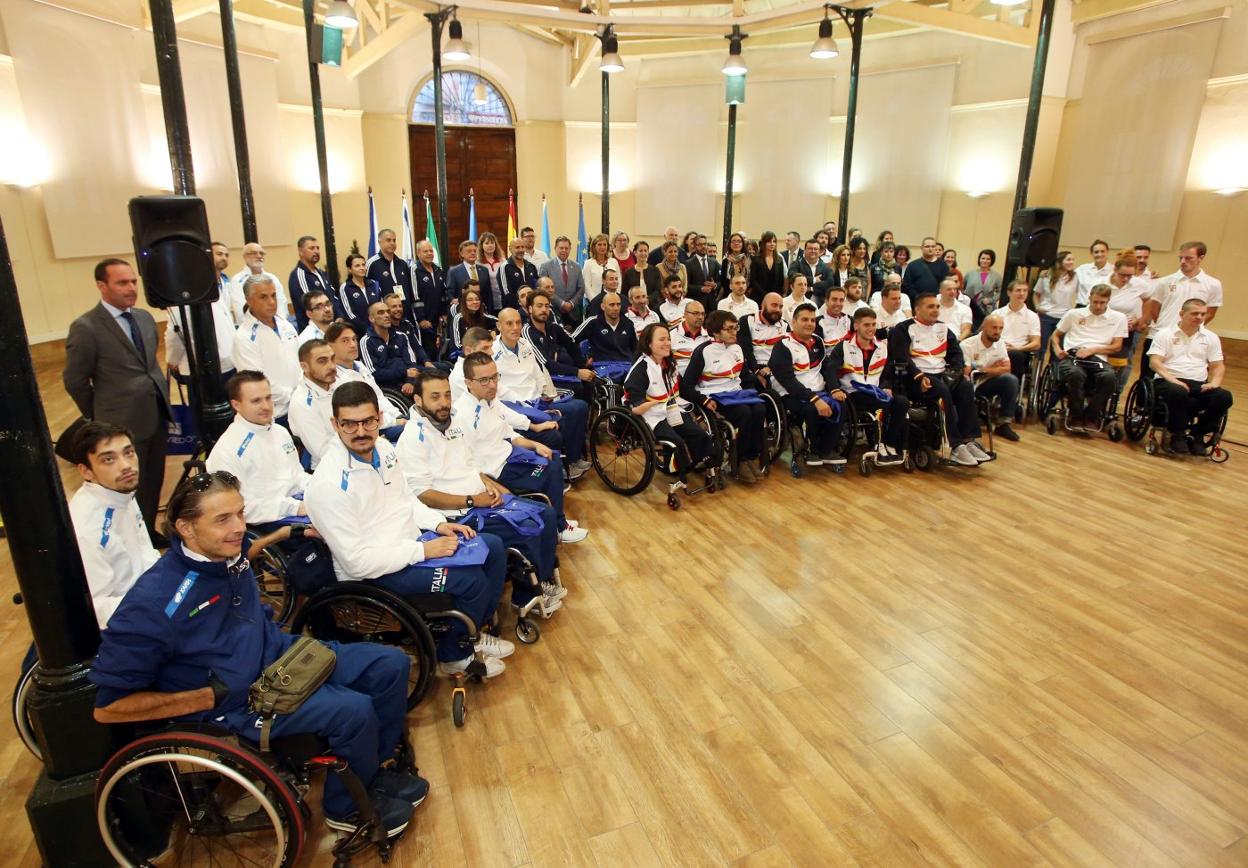 Autoridades y participantes del europeo de rugby, en la plaza de Trascorrales. 