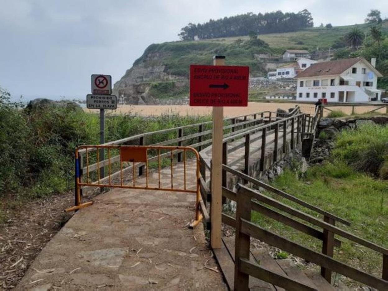 El puente de la playa de La Ñora, vallado y con un cartel que indica el itinerario provisional. 