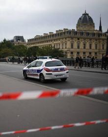 Imagen secundaria 2 - Calles cortadas en París, coches de policía y de los servicios de emergencias, y un helicóptero. 