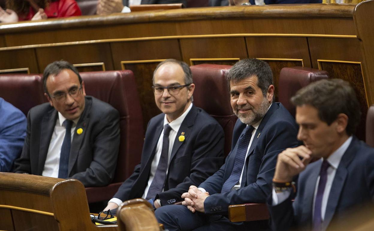 Rull, Turull y Sánchez, en sus escaños del Congreso de los Dipitados.