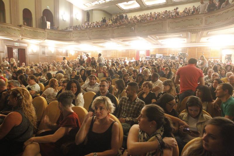 Lleno en el Teatro Jovellanos de Gijón para disfrutar del primero de los dos conciertos que Manolo García ofrecerá en la ciudad en el marco de su gira acústica.