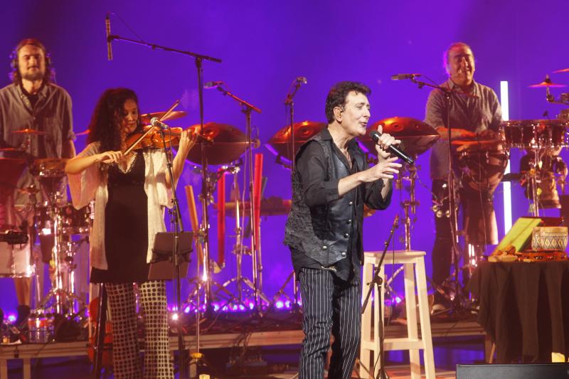 Lleno en el Teatro Jovellanos de Gijón para disfrutar del primero de los dos conciertos que Manolo García ofrecerá en la ciudad en el marco de su gira acústica.