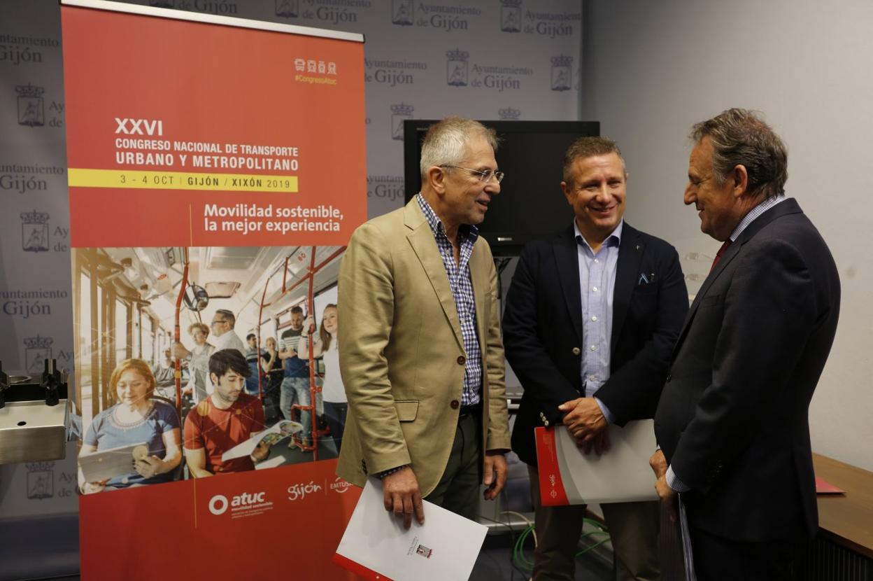 El edil José Luis Fernández y Juan José Piniella conversan con Miguel Ruiz, presidente de ATUC. 