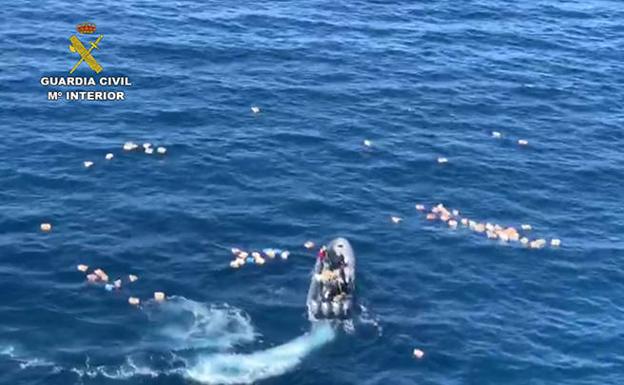 La lancha sospechosa con los fardos de droga en el agua tras el choque.