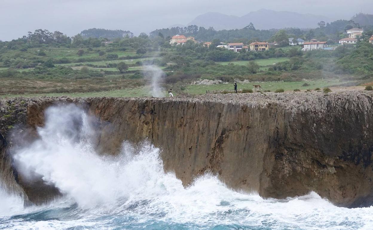 Los bufones de Pría en una jornada de cielos cubiertos es una de las estampas del otoño en Asturias.