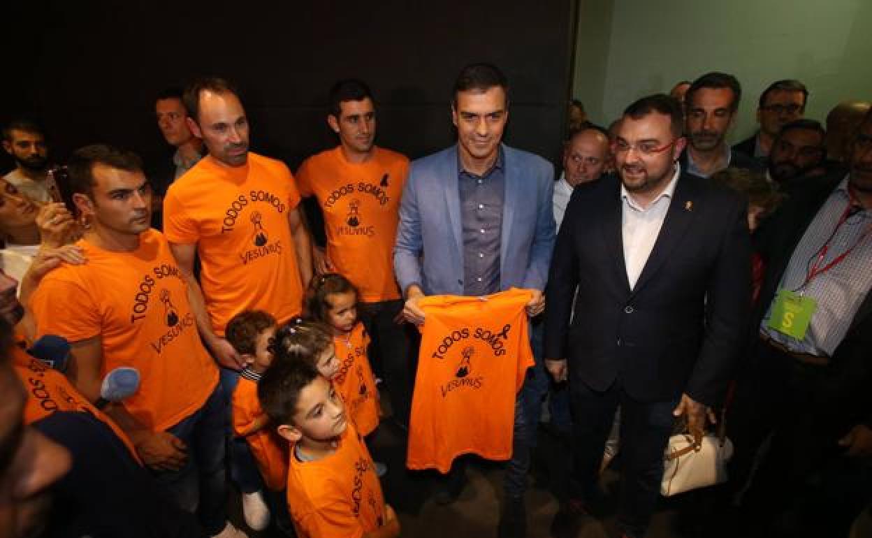 Trabajadores de Vesuvius y sus hijos entregan a Pedro Sánchez una camiseta contra el cierre de la factoría de Langreo a su llegada a Oviedo, junto a Adrián Barbón.