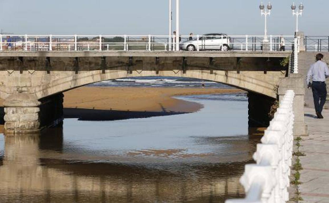 Vista de la zona de la desembocadura del río, desde el puente del Piles.