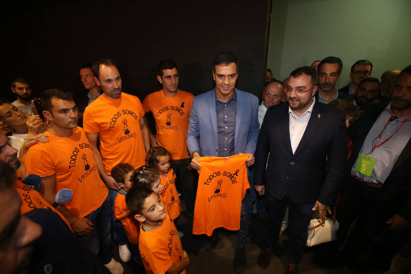 Con un acto en Oviedo al que han asistido más de mil personas. Así ha abierto el líder socialista, Pedro Sánchez, la precampaña en Asturias. Trabajadores de Vesuvius y sus hijos lo han recibido a su llegada al Corredoria Arena. 