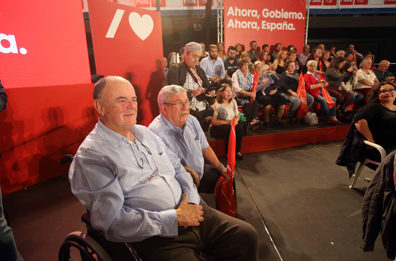 Con un acto en Oviedo al que han asistido más de mil personas. Así ha abierto el líder socialista, Pedro Sánchez, la precampaña en Asturias. Trabajadores de Vesuvius y sus hijos lo han recibido a su llegada al Corredoria Arena. 