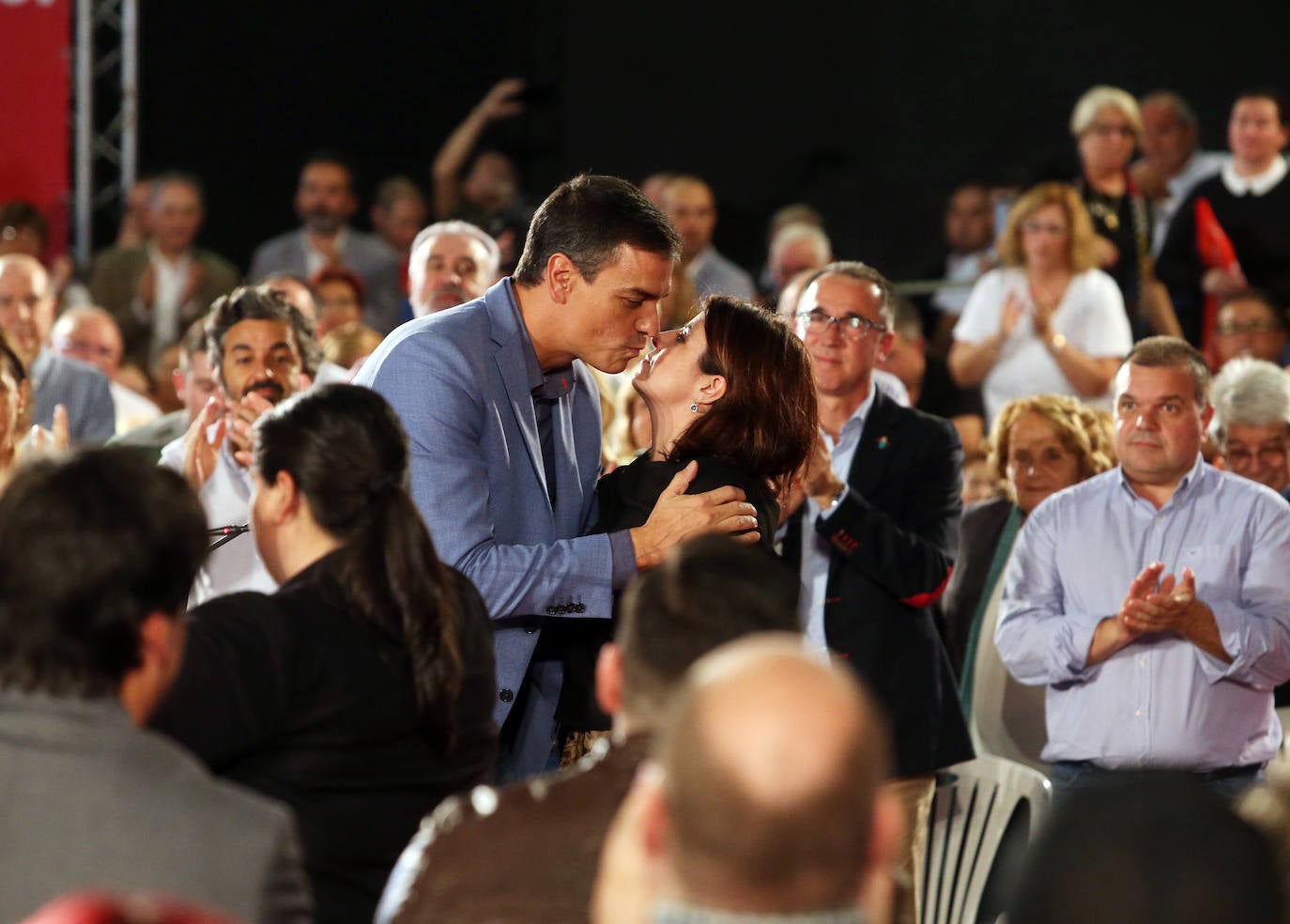 Con un acto en Oviedo al que han asistido más de mil personas. Así ha abierto el líder socialista, Pedro Sánchez, la precampaña en Asturias. Trabajadores de Vesuvius y sus hijos lo han recibido a su llegada al Corredoria Arena. 