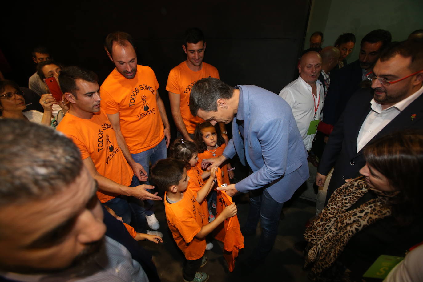 Con un acto en Oviedo al que han asistido más de mil personas. Así ha abierto el líder socialista, Pedro Sánchez, la precampaña en Asturias. Trabajadores de Vesuvius y sus hijos lo han recibido a su llegada al Corredoria Arena. 