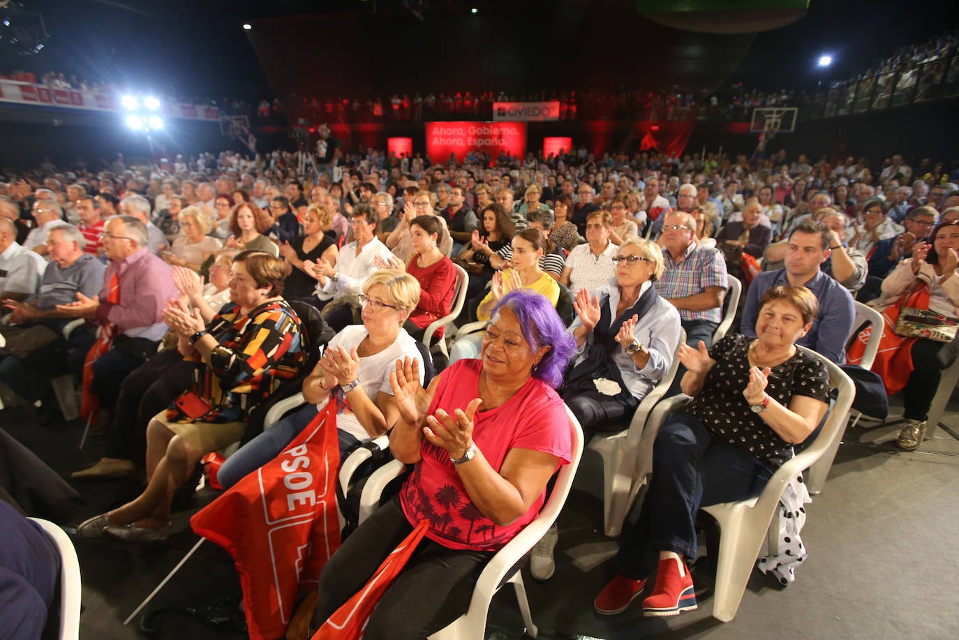 Con un acto en Oviedo al que han asistido más de mil personas. Así ha abierto el líder socialista, Pedro Sánchez, la precampaña en Asturias. Trabajadores de Vesuvius y sus hijos lo han recibido a su llegada al Corredoria Arena. 