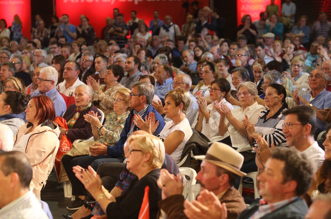 Con un acto en Oviedo al que han asistido más de mil personas. Así ha abierto el líder socialista, Pedro Sánchez, la precampaña en Asturias. Trabajadores de Vesuvius y sus hijos lo han recibido a su llegada al Corredoria Arena. 
