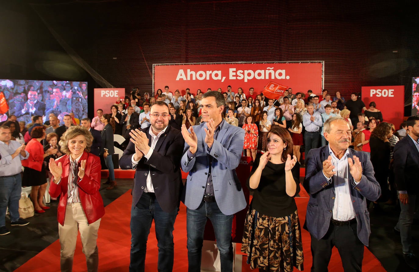 Con un acto en Oviedo al que han asistido más de mil personas. Así ha abierto el líder socialista, Pedro Sánchez, la precampaña en Asturias. Trabajadores de Vesuvius y sus hijos lo han recibido a su llegada al Corredoria Arena. 