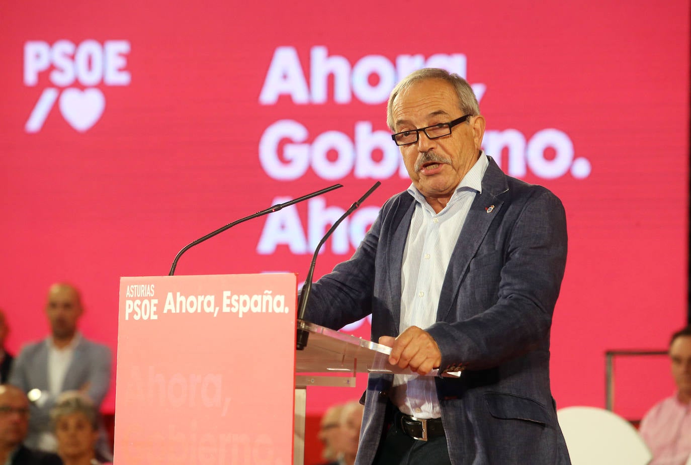 Con un acto en Oviedo al que han asistido más de mil personas. Así ha abierto el líder socialista, Pedro Sánchez, la precampaña en Asturias. Trabajadores de Vesuvius y sus hijos lo han recibido a su llegada al Corredoria Arena. 