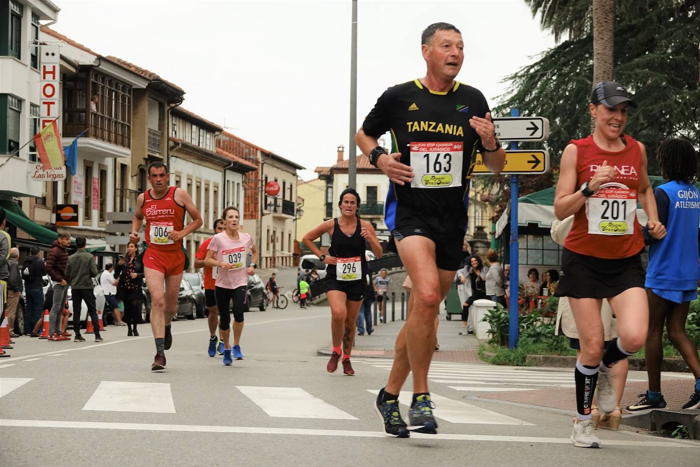 El concejo de Colunga acogió la decimoséptima edición de la Carrera del Jurásico EDP, organizada por el Club Colunga Atletismo.