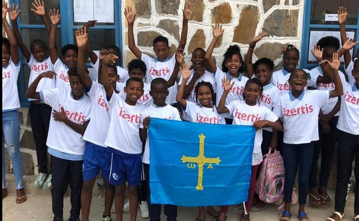 Algunos de los niños de Cabo Verde que se beneficiarán de la escuela posan con la bandera de Asturias.