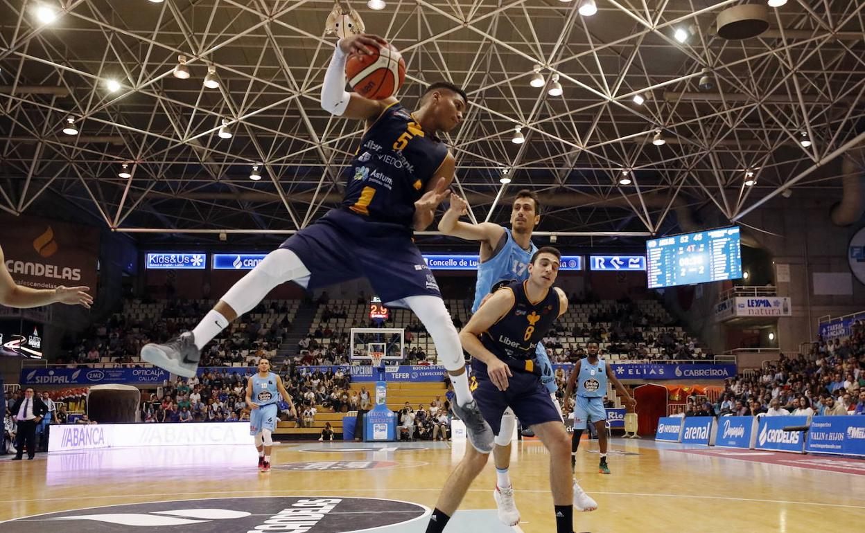 Jugada del partido de este sábado en Lugo. 