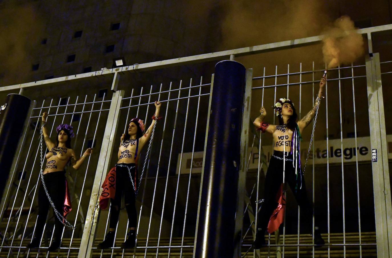 Las cuatro activistas se han encadenado durante tres horas en Vistalegre para boicotear el acto de Vox 