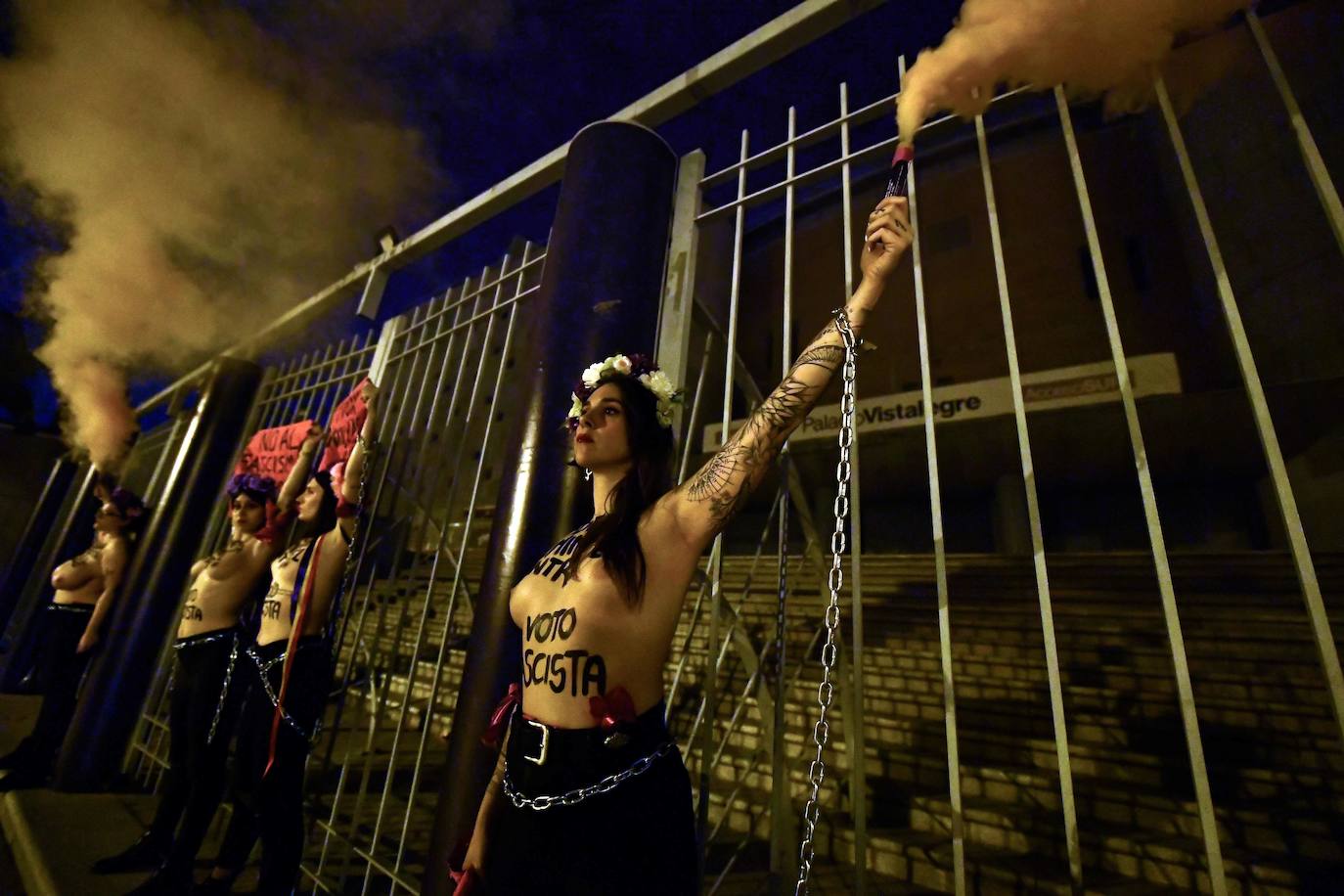 Las cuatro activistas se han encadenado durante tres horas en Vistalegre para boicotear el acto de Vox 