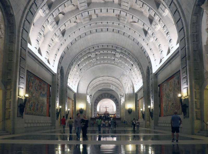 Fotos: Colas en el Valle de los Caídos, a la espera de la exhumación