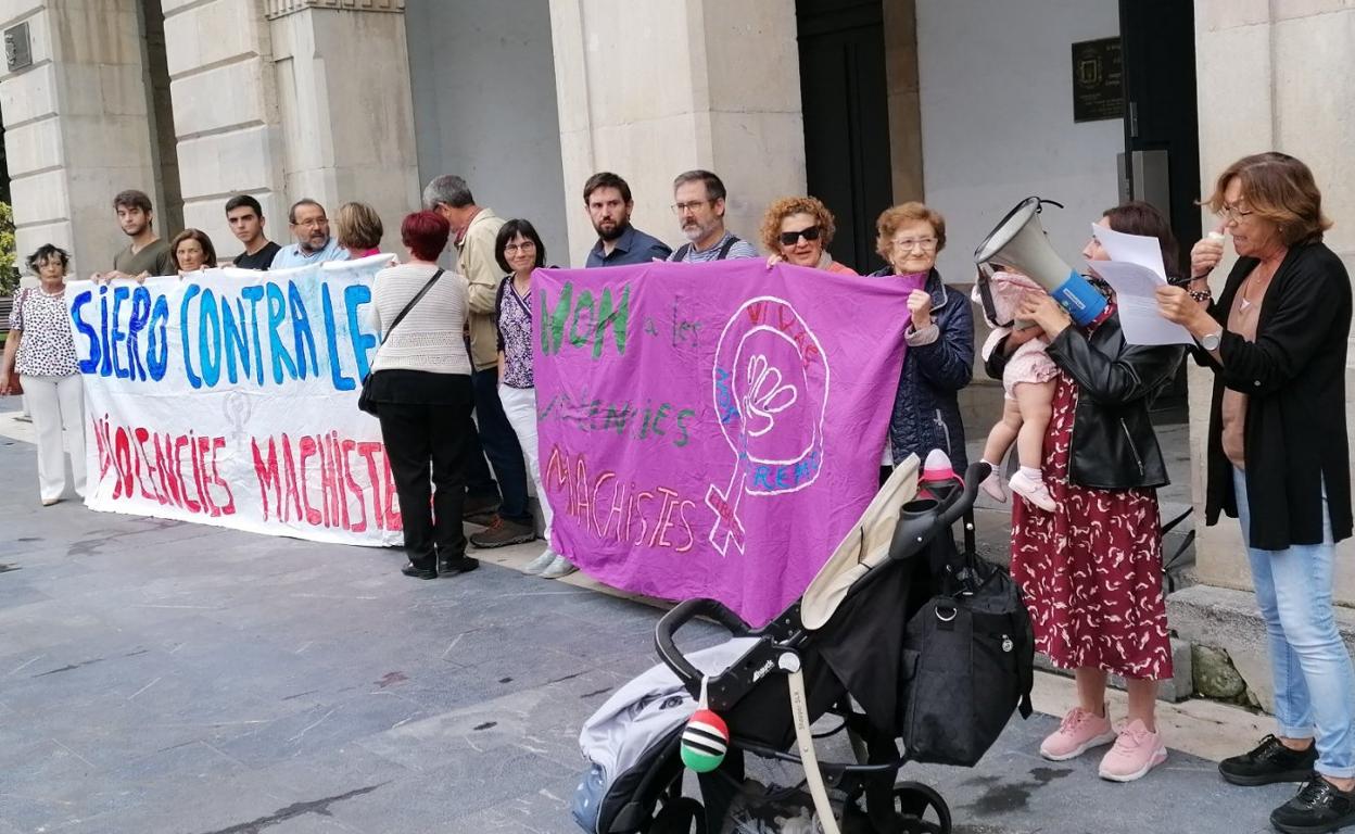 Varios participantes en la concentración portando dos pancartas contra las violencias machistas ayer al mediodía ante el Ayuntamiento. 