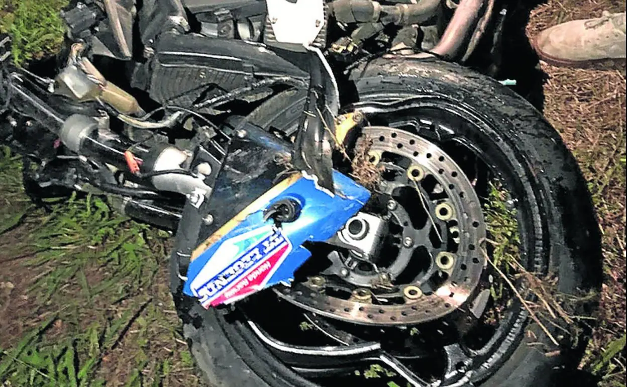 Estado en el que quedó la moto accidentada en Villaviciosa. 