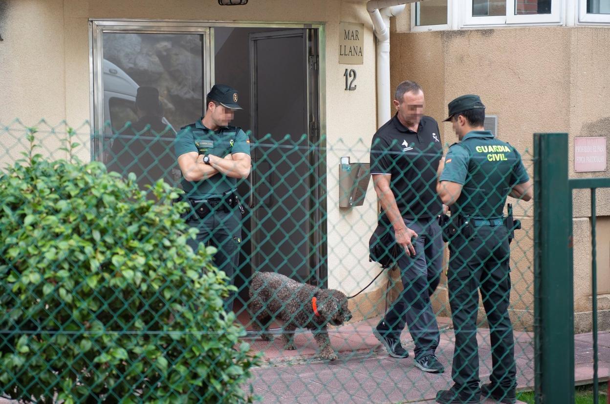 Agentes de la Guardia Civil registran el pasado martes la vivienda de Castro Urdiales donde vivía la mujer arrestada. 