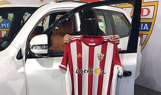 La polémica foto de la ganadora de un coche que sorteaba el jeque del Almería