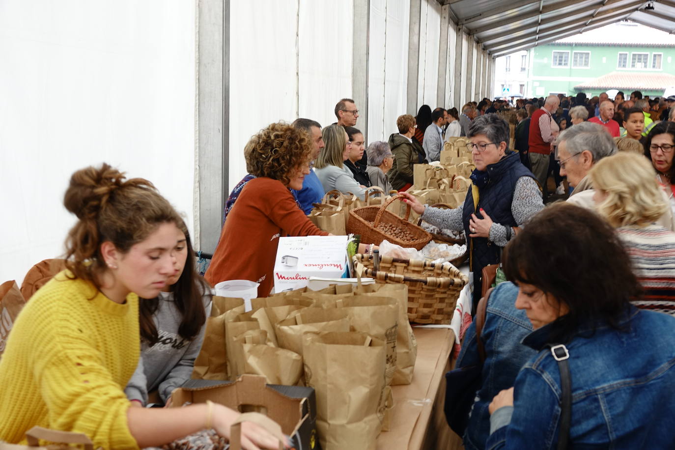 Infiesto saborea este fruto con actividades en torno al sabor asturiano con una gran afluencia de público.