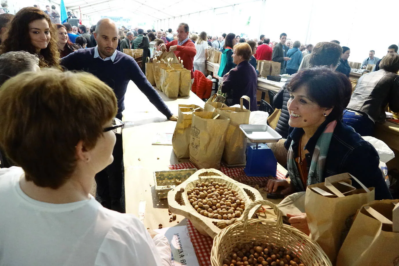 Infiesto saborea este fruto con actividades en torno al sabor asturiano con una gran afluencia de público.